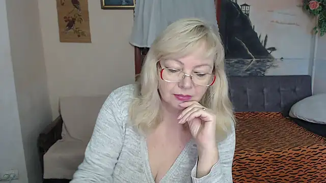 Snapshot of EvelynLoveShy chatting on 11/21/25, 12:48 EvelynLoveShy online show from 11/21/25, 12:48