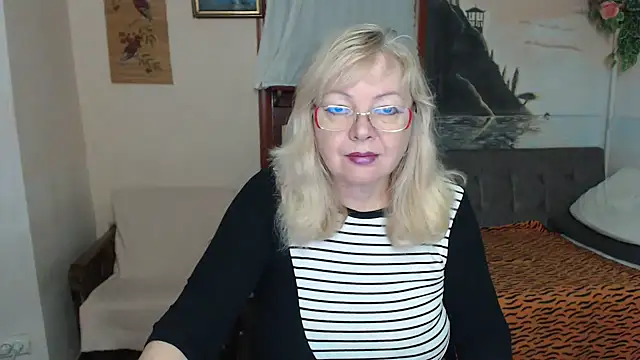 Snapshot of EvelynLoveShy chatting on 11/26/25, 08:54 EvelynLoveShy online show from 11/26/25, 08:54