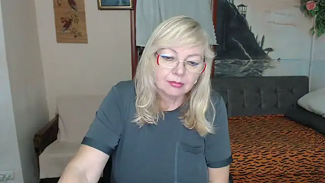 Snapshot of EvelynLoveShy chatting on 11/28/25, 07:49 EvelynLoveShy online show from 11/28/25, 07:49