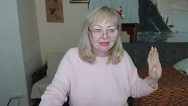 Snapshot of EvelynLoveShy chatting on 12/15/25, 10:47 EvelynLoveShy online show from 12/15/25, 10:47