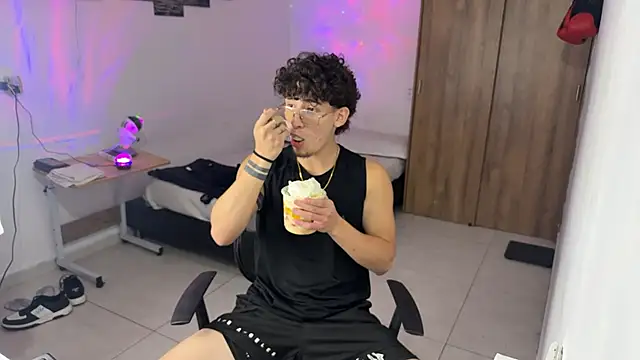 Kisan Smith online show from 11/11/25, 01:49