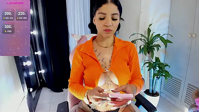 EmmaRusellx online show from 10/28/25, 01:09