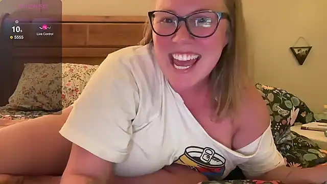 Snapshot of GlitterKitty108 chatting on 10/20/25, 11:38 GlitterKitty108 online show from 10/20/25, 11:38