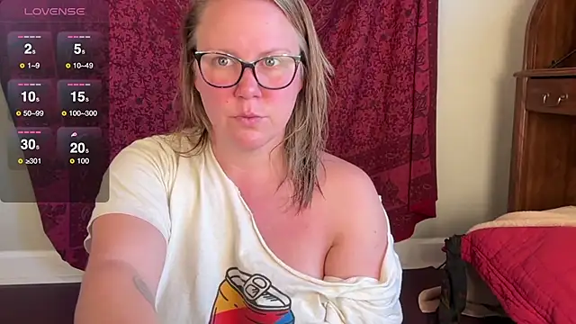 Snapshot of GlitterKitty108 chatting on 11/28/25, 02:31 GlitterKitty108 online show from 11/28/25, 02:31