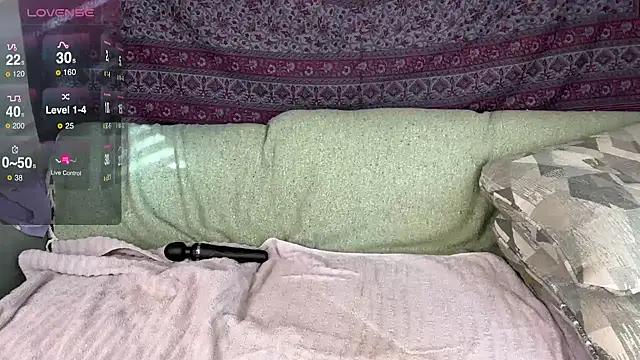 Snapshot of GlitterKitty108 chatting on 12/19/25, 02:13 GlitterKitty108 online show from 12/19/25, 02:13