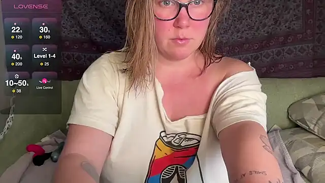 Snapshot of GlitterKitty108 chatting on 01/09/26, 02:53 GlitterKitty108 online show from 01/09/26, 02:53