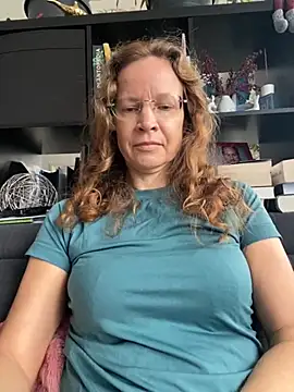 AnnikaRose online show from 10/28/25, 08:07