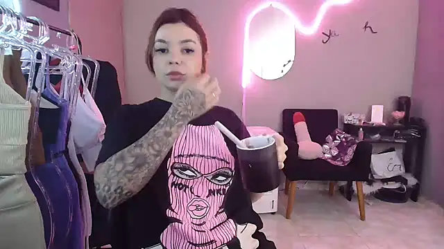 Snapshot of HotRuiva chatting on 12/27/24, 01:50 HotRuiva online show from 12/27/24, 01:50