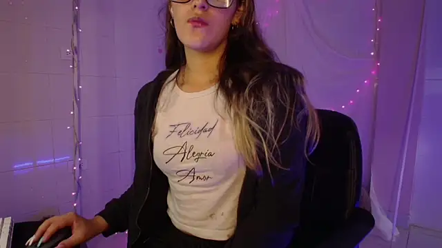 Giia paiige18 online show from 09/19/25, 01:01