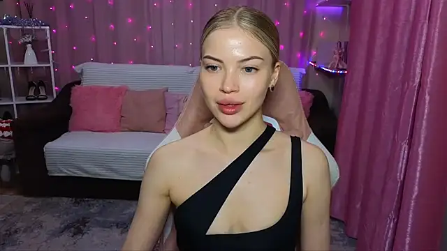 Snapshot of EmmyMills chatting on 12/01/24, 09:04 EmmyMills online show from 12/01/24, 09:04