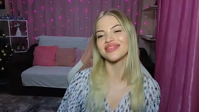 Snapshot of EmmyMills chatting on 12/05/24, 10:01 EmmyMills online show from 12/05/24, 10:01