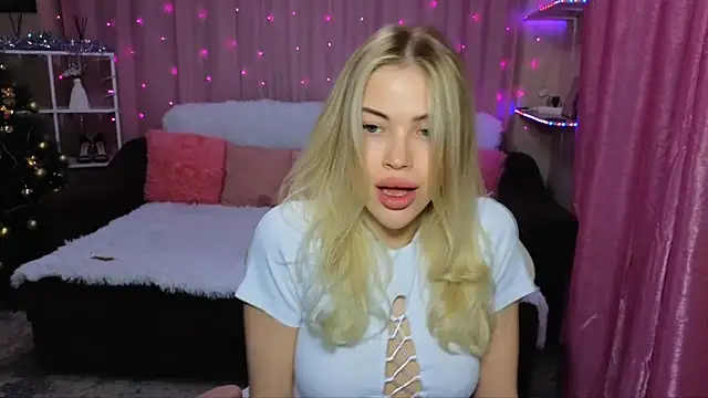 Snapshot of EmmyMills chatting on 12/08/24, 09:19 EmmyMills online show from 12/08/24, 09:19