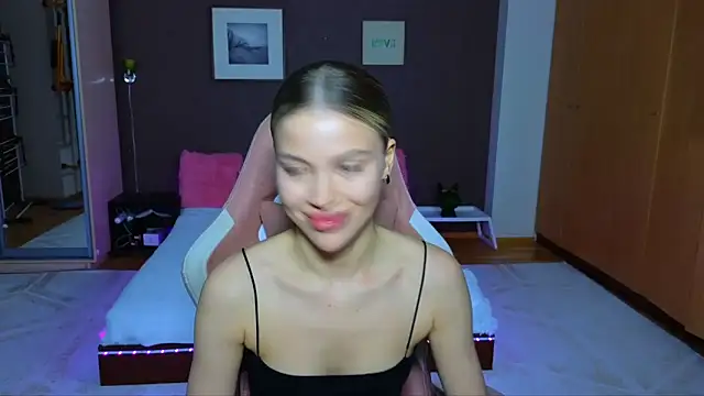 Snapshot of EmmyMills chatting on 01/19/25, 12:06 EmmyMills online show from 01/19/25, 12:06