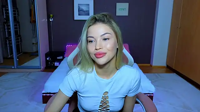 Snapshot of EmmyMills chatting on 01/24/25, 10:08 EmmyMills online show from 01/24/25, 10:08