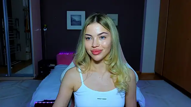 Snapshot of EmmyMills chatting on 02/19/25, 09:14 EmmyMills online show from 02/19/25, 09:14