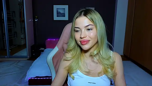 Snapshot of EmmyMills chatting on 02/20/25, 09:42 EmmyMills online show from 02/20/25, 09:42