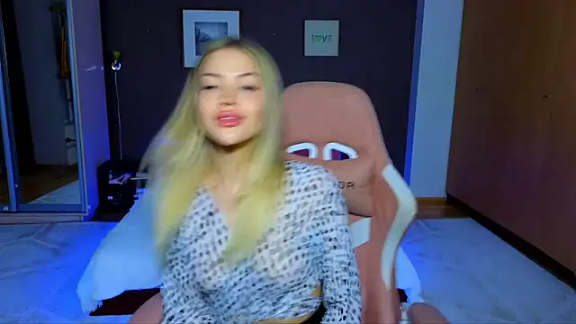 Snapshot of EmmyMills chatting on 03/17/25, 06:32 EmmyMills online show from 03/17/25, 06:32