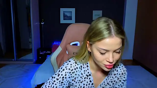 Snapshot of EmmyMills chatting on 03/17/25, 09:34 EmmyMills online show from 03/17/25, 09:34