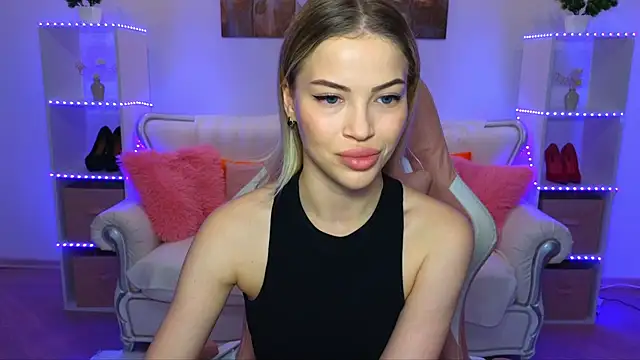 Snapshot of EmmyMills chatting on 11/09/25, 10:19 EmmyMills online show from 11/09/25, 10:19