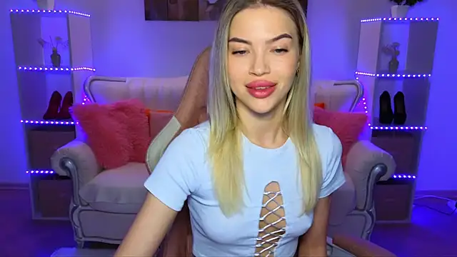 Snapshot of EmmyMills chatting on 11/15/25, 07:10 EmmyMills online show from 11/15/25, 07:10