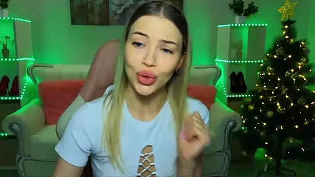 Snapshot of EmmyMills chatting on 12/21/25, 10:28 EmmyMills online show from 12/21/25, 10:28