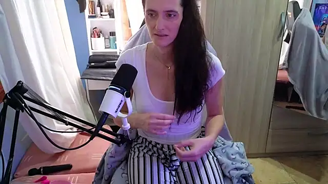 MemiKouki online show from 10/25/25, 05:19