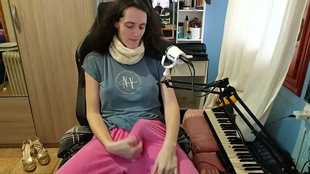 MemiKouki online show from 12/21/25, 04:03