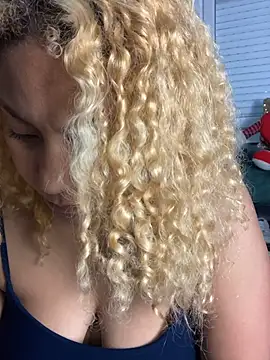 Snapshot of MaryAlbuquerque chatting on 11/17/25, 10:15 MaryAlbuquerque online show from 11/17/25, 10:15