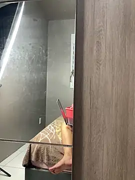 Snapshot of MaryAlbuquerque chatting on 12/21/25, 03:57 MaryAlbuquerque online show from 12/21/25, 03:57