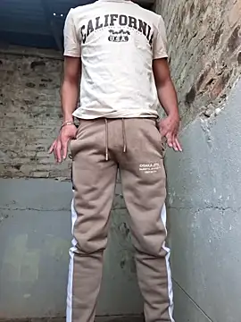 Snapshot of KnG4367 chatting on 11/04/25, 04:06 KnG4367 online show from 11/04/25, 04:06