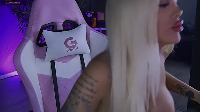 Snapshot of shayblonde chatting on 12/23/24, 03:07 shayblonde online show from 12/23/24, 03:07