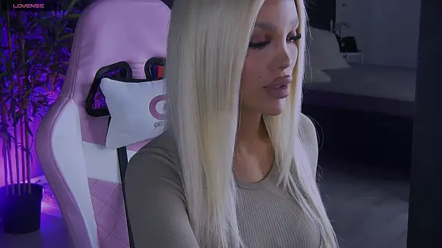 Snapshot of shayblonde chatting on 12/23/24, 10:01 shayblonde online show from 12/23/24, 10:01