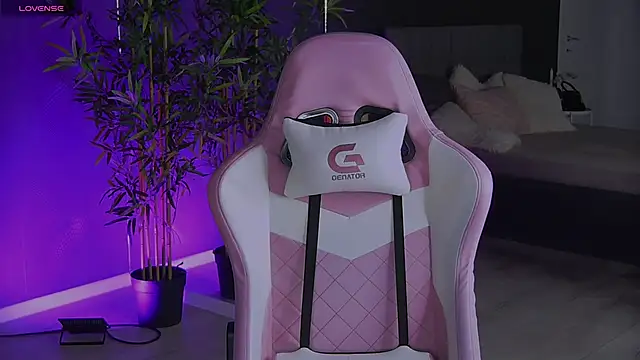 Snapshot of shayblonde chatting on 12/24/24, 09:22 shayblonde online show from 12/24/24, 09:22