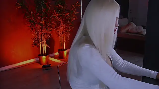 Snapshot of shayblonde chatting on 01/13/25, 01:13 shayblonde online show from 01/13/25, 01:13