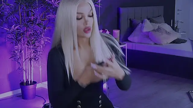 Snapshot of shayblonde chatting on 01/19/25, 10:06 shayblonde online show from 01/19/25, 10:06