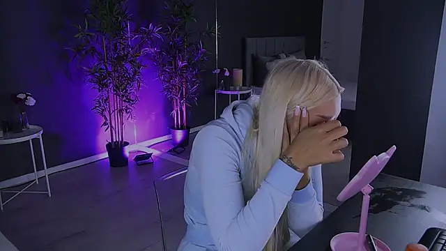 Snapshot of shayblonde chatting on 01/27/25, 09:33 shayblonde online show from 01/27/25, 09:33