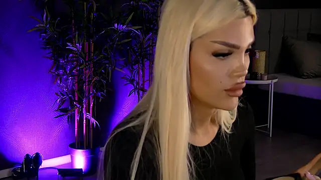 Snapshot of shayblonde chatting on 02/17/25, 11:55 shayblonde online show from 02/17/25, 11:55