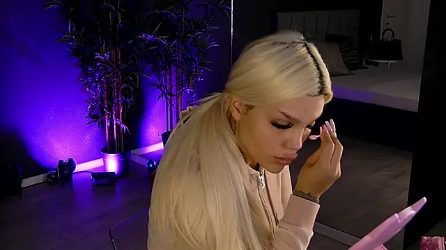 Snapshot of shayblonde chatting on 02/18/25, 05:42 shayblonde online show from 02/18/25, 05:42