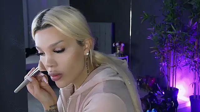 Snapshot of shayblonde chatting on 03/14/25, 06:42 shayblonde online show from 03/14/25, 06:42