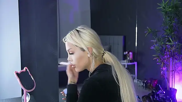 Snapshot of shayblonde chatting on 03/15/25, 06:25 shayblonde online show from 03/15/25, 06:25