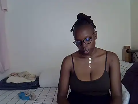 Snapshot of Sweet_Bear chatting on 03/10/25, 06:56 Sweet Bear online show from 03/10/25, 06:56