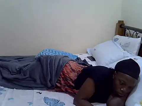 Snapshot of Sweet_Bear chatting on 10/06/25, 12:41 Sweet Bear online show from 10/06/25, 12:41