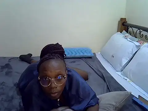 Snapshot of Sweet_Bear chatting on 10/12/25, 05:56 Sweet Bear online show from 10/12/25, 05:56