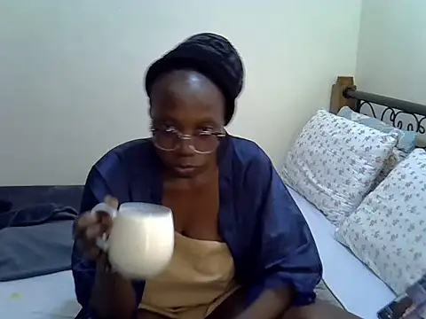 Snapshot of Sweet_Bear chatting on 10/21/25, 03:29 Sweet Bear online show from 10/21/25, 03:29