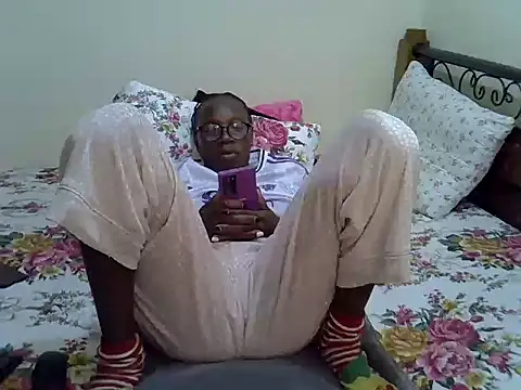 Snapshot of Sweet_Bear chatting on 10/31/25, 05:25 Sweet Bear online show from 10/31/25, 05:25