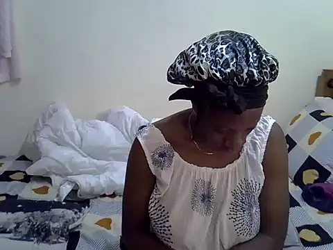 Snapshot of Sweet_Bear chatting on 11/10/25, 01:37 Sweet Bear online show from 11/10/25, 01:37