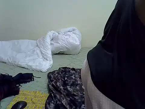 Snapshot of Sweet_Bear chatting on 12/05/25, 06:59 Sweet Bear online show from 12/05/25, 06:59