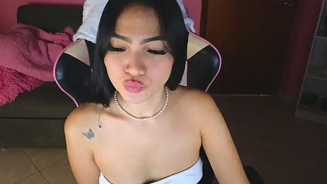 Snapshot of keity_moon chatting on 04/25/26, 01:52 keity moon online show from 04/25/26, 01:52