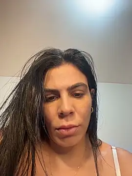 Snapshot of valecruz903 chatting on 11/28/25, 05:37 valecruz903 online show from 11/28/25, 05:37