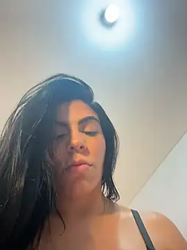 Snapshot of valecruz903 chatting on 12/04/25, 05:43 valecruz903 online show from 12/04/25, 05:43